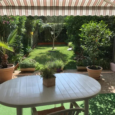 Apartment Studio En Rez De Jardin Dans Residence Calme Avec Piscine *