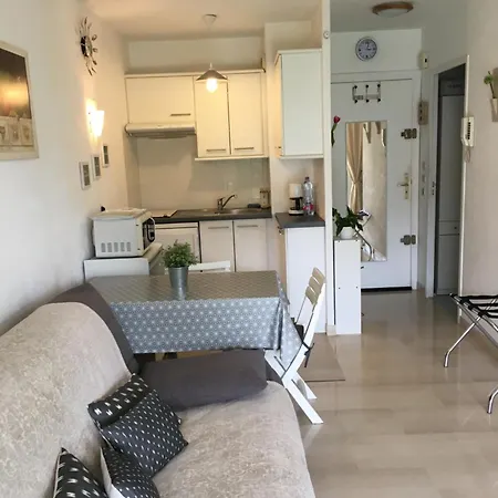 Apartment Studio En Rez De Jardin Dans Residence Calme Avec Piscine