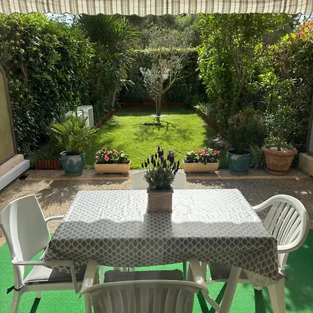En Rez De Jardin Dans Calme Avec Piscine *